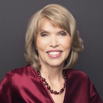 Portrait of Coleen Dearing, Associate Broker